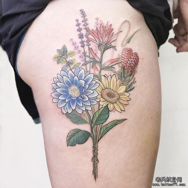 大腿彩色花卉纹身图案