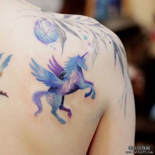 肩胛彩色独角兽纹身图案