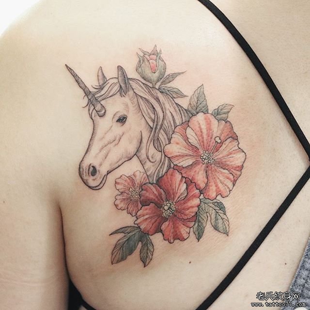 彩色肩胛独角兽花卉纹身图案
