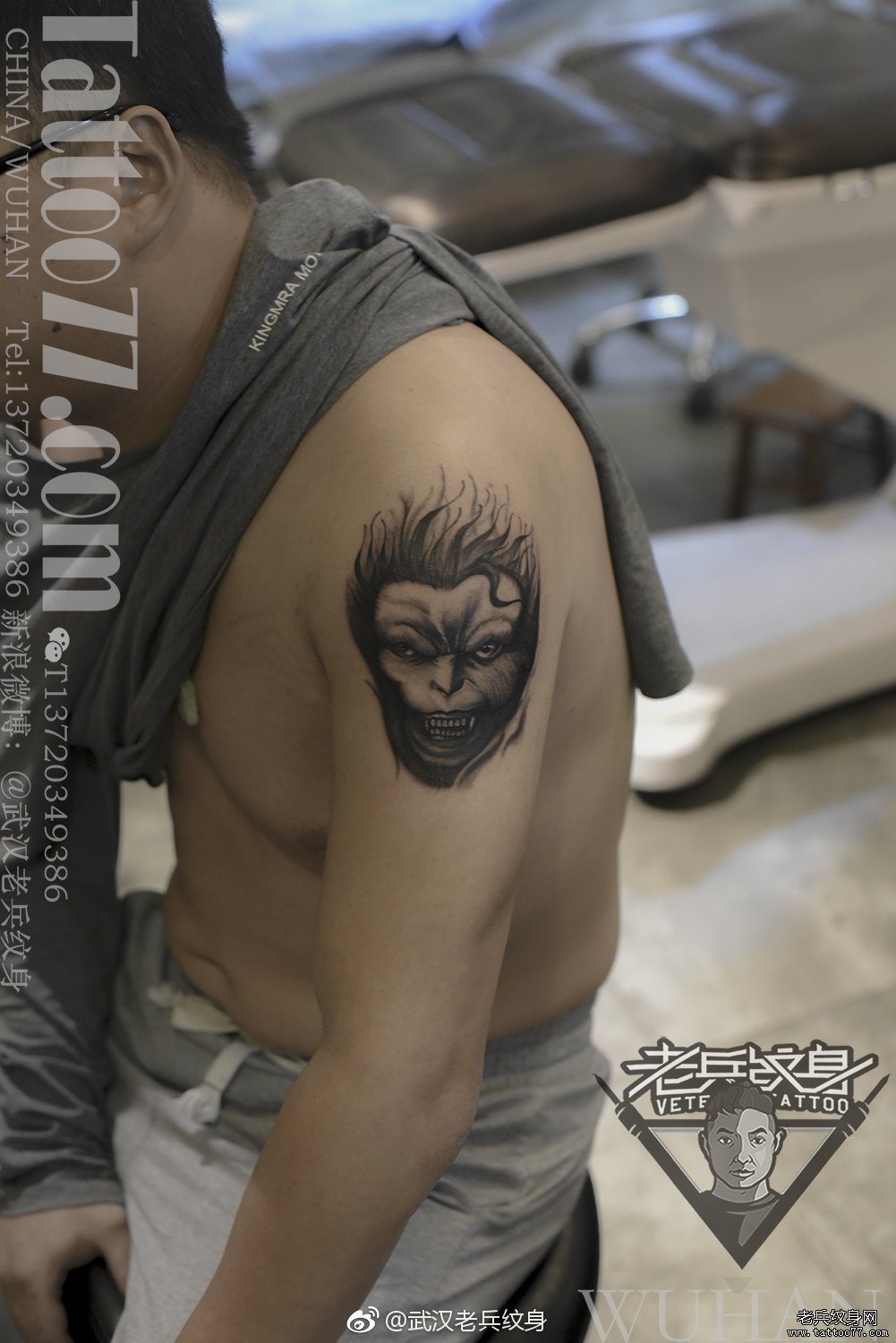 手臂黑灰猴子纹身作品