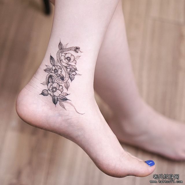 脚踝黑灰花卉蛇纹身图案