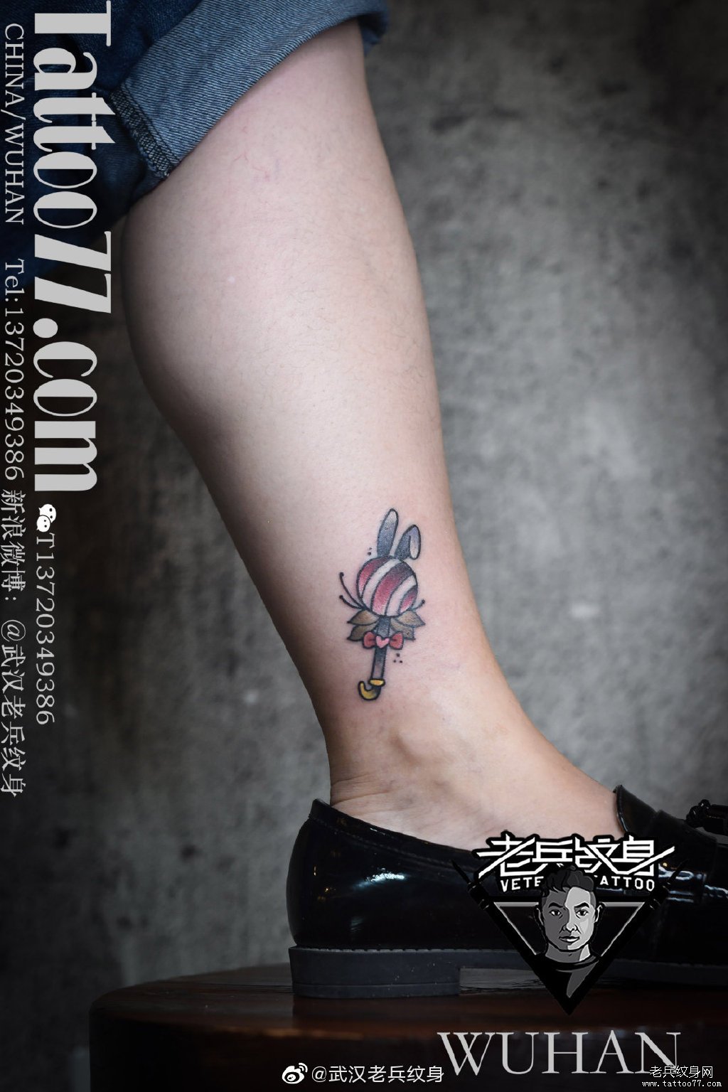 叶小姐脚踝处的彩色蜡笔小新纹身图案 - 广州纹彩刺青