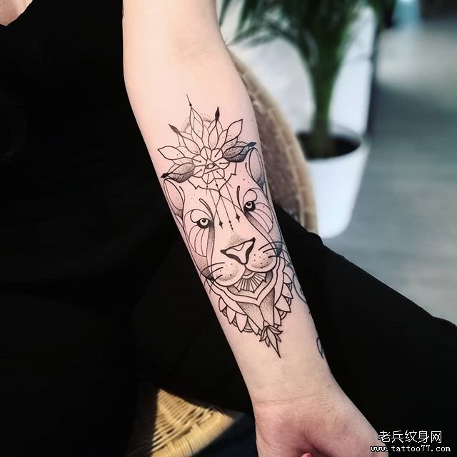手臂梵花狮子纹身图案