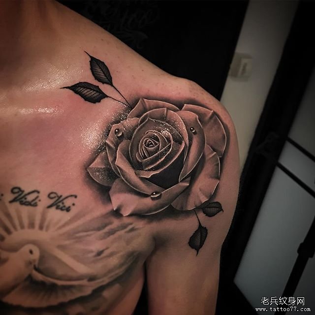 肩膀黑灰写实玫瑰花纹身图案