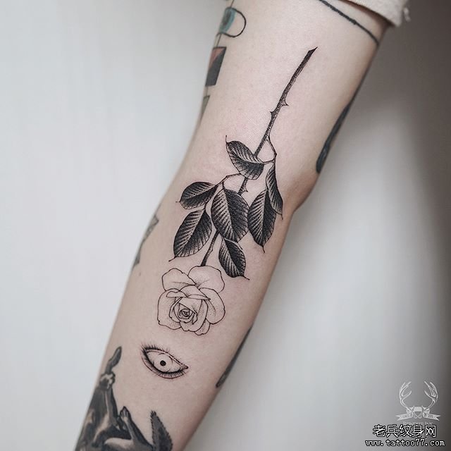手臂玫瑰花眼睛纹身图案