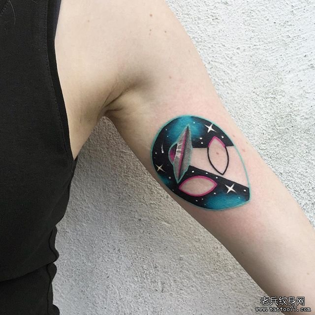 手臂彩色外星人纹身图案
