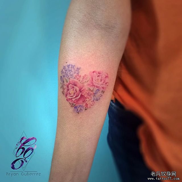 手臂彩色爱心花卉纹身图案