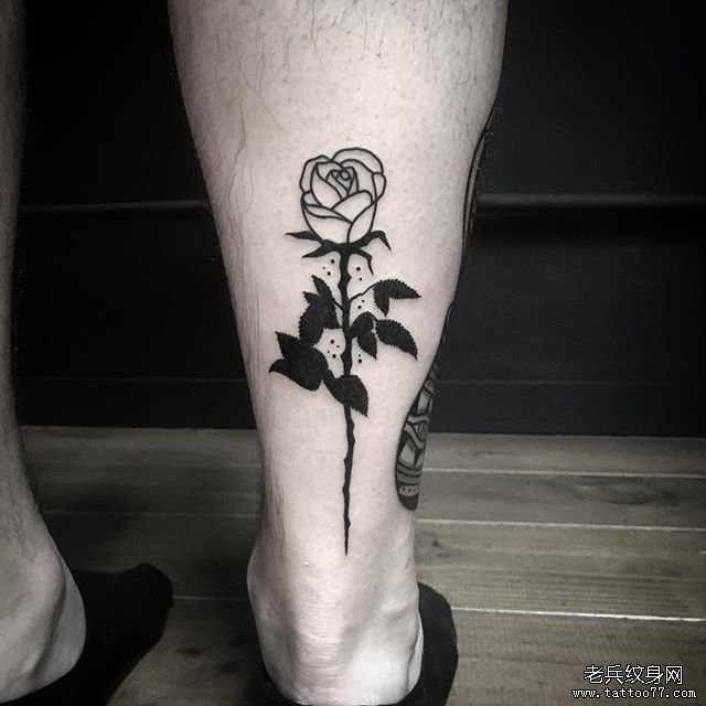 小腿黑灰玫瑰花纹身图案
