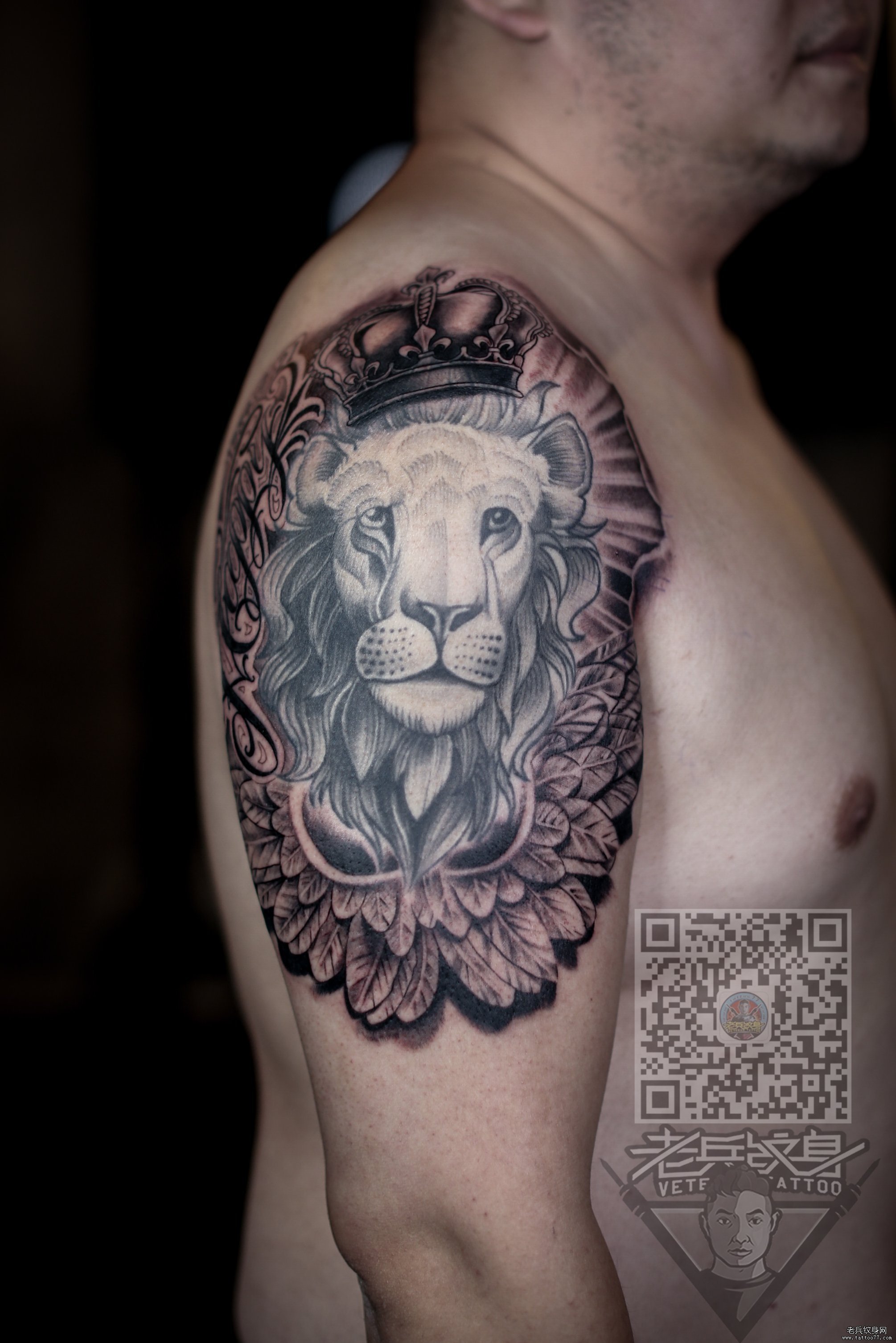 大臂黑灰狮子纹身图案