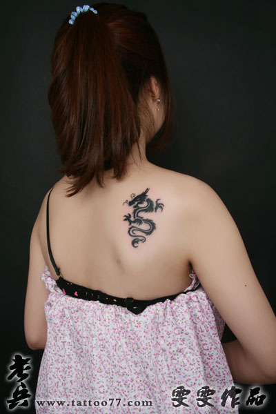 武汉纹身店:美女背部图腾龙纹身