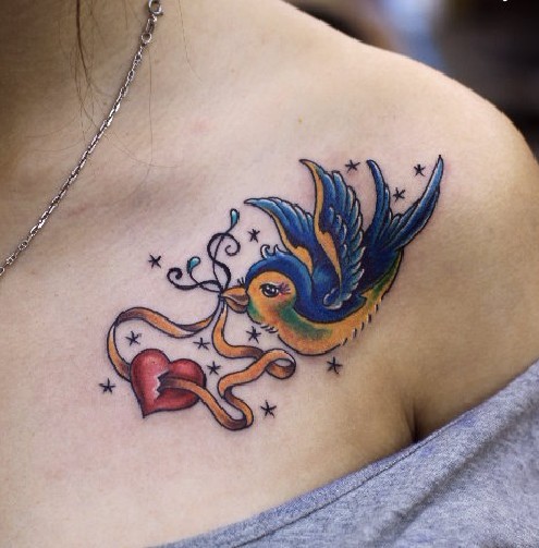 胸部彩色爱心小燕子纹身图案纹身图片