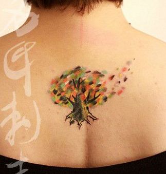 女生背部一款彩色小树纹身图案