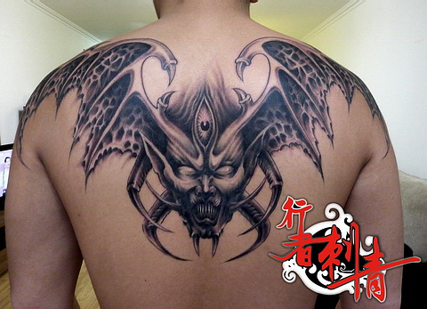 背部超酷的恶魔翅膀纹身图案
