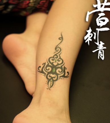 女生腿部时尚精美的一款图腾纹身图案