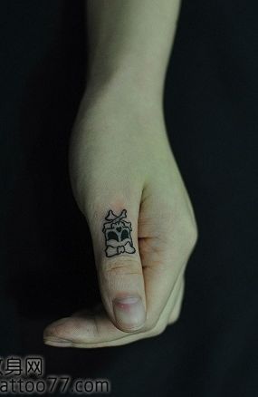 女孩子手指一款图腾骷髅纹身图案