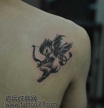 男生肩背一款小天使丘比特纹身图案