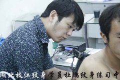 湖北枝江文身学员杜鹏后背文身图案实操中