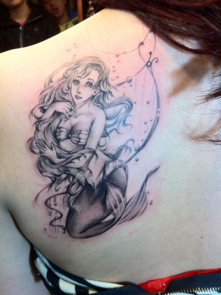 女生肩背好看的美人鱼纹身图案