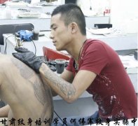 甘肃专业文身培训学员何伟军满背纹身图案实操中