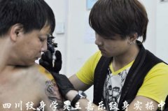 四川纹身师培训王嘉乐手臂纹身图案实操中