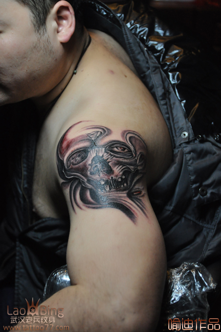 武汉最好纹身店老兵刺青打造的大臂骷髅纹身图案作品