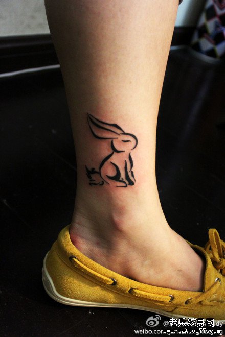 女生腿部可爱潮流的图腾兔子纹身图案
