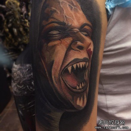 胳膊吸血鬼纹身图案