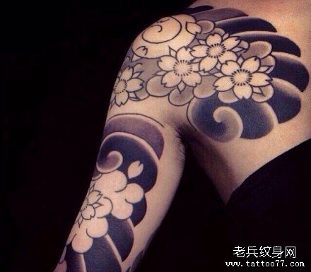 半胛日式浪花纹身图案