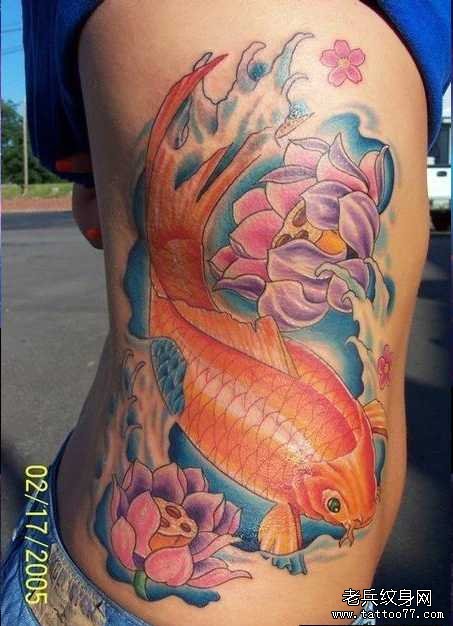 满背红鲤鱼纹身图案