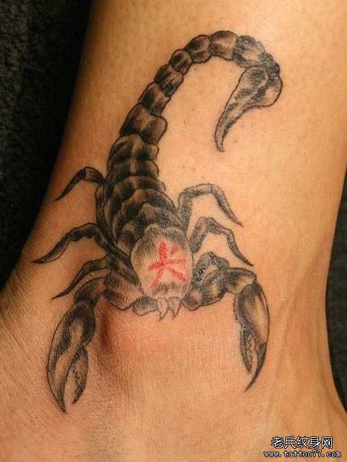 腿部蝎子纹身图案