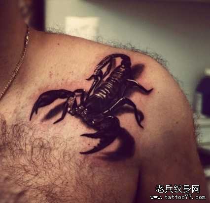 胸部黑蝎子纹身图案