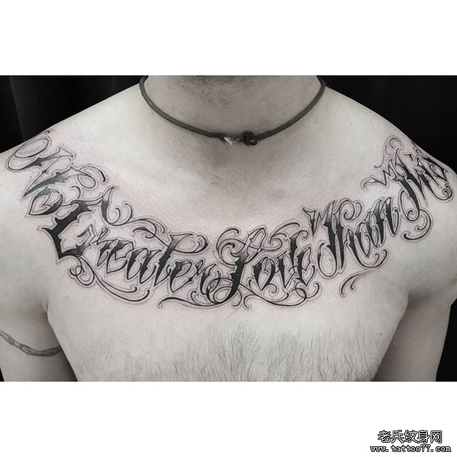 男生胸口字母纹身图片