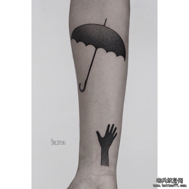 手臂黑灰雨伞纹身图案