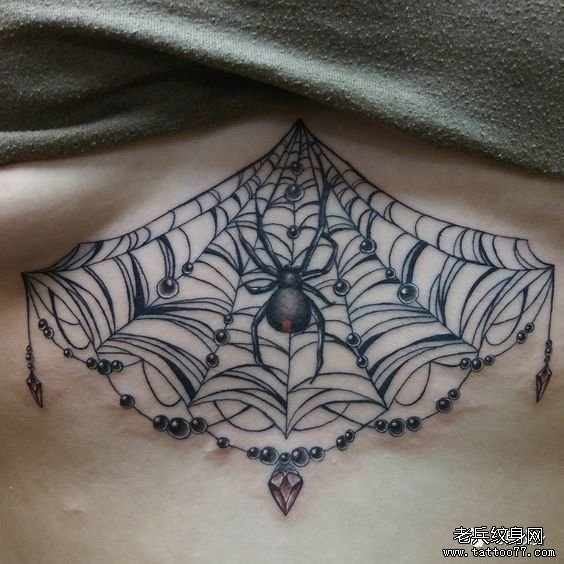 胸部蜘蛛纹身图案