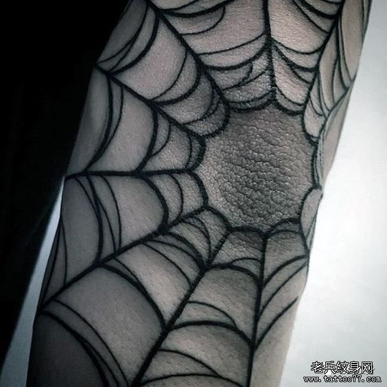 手臂蜘蛛网纹身图案