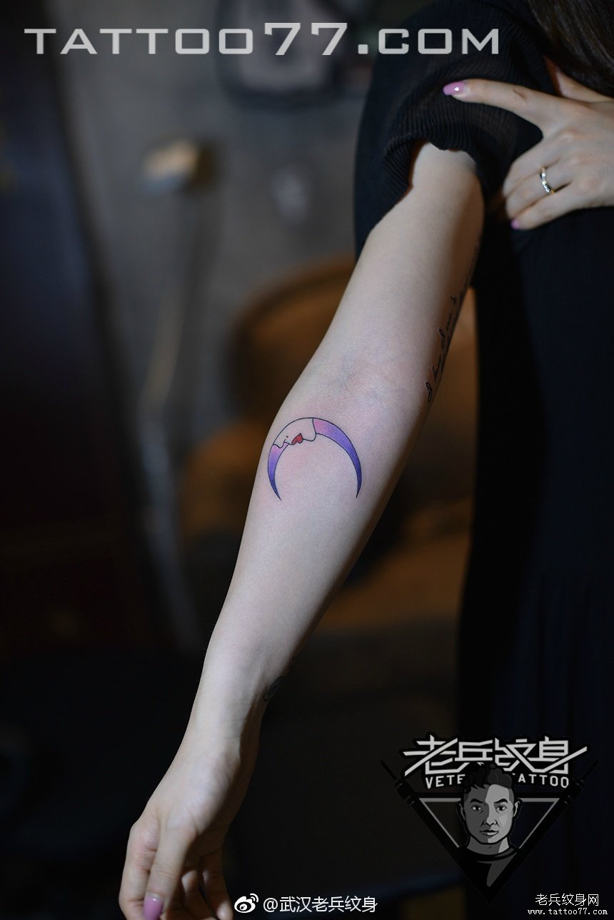 手臂色彩月亮纹身图案