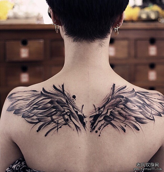 肩胛黑灰翅膀纹身图案