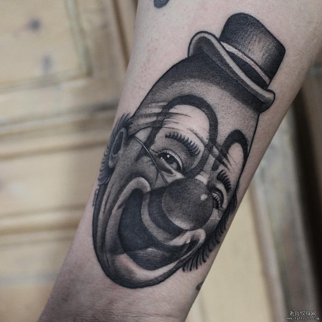 手臂黑灰肖像小丑纹身图案
