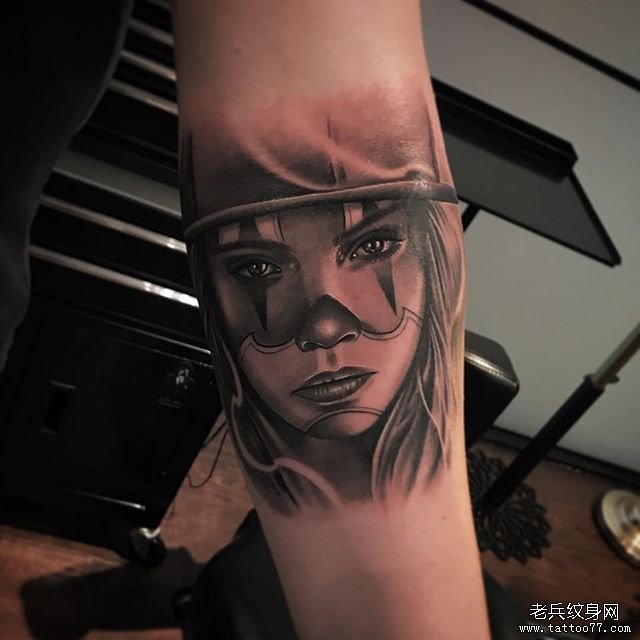 手臂黑灰写实女郎纹身图案