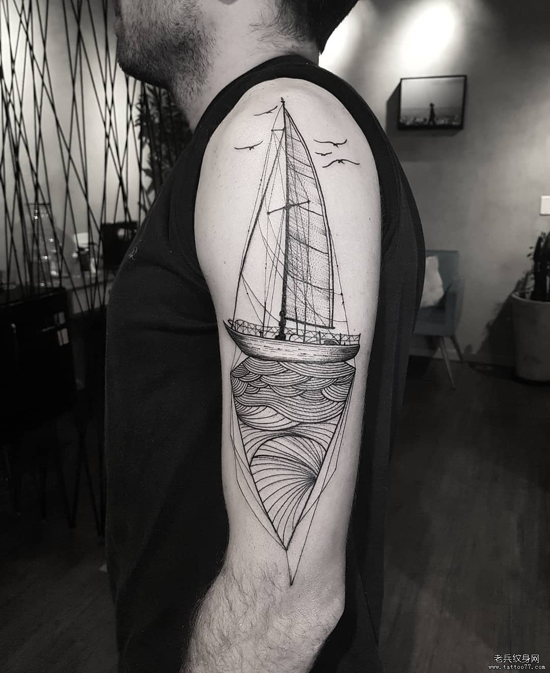 手臂线条帆船纹身图案