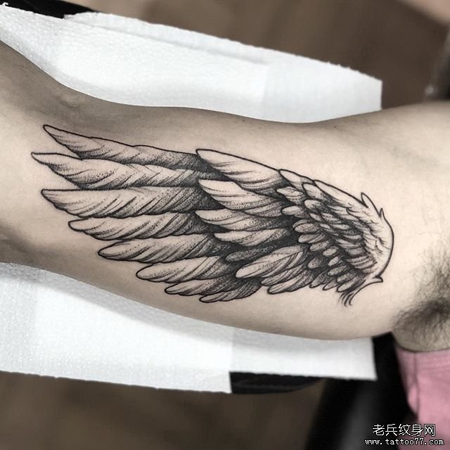 手臂黑灰翅膀纹身图案