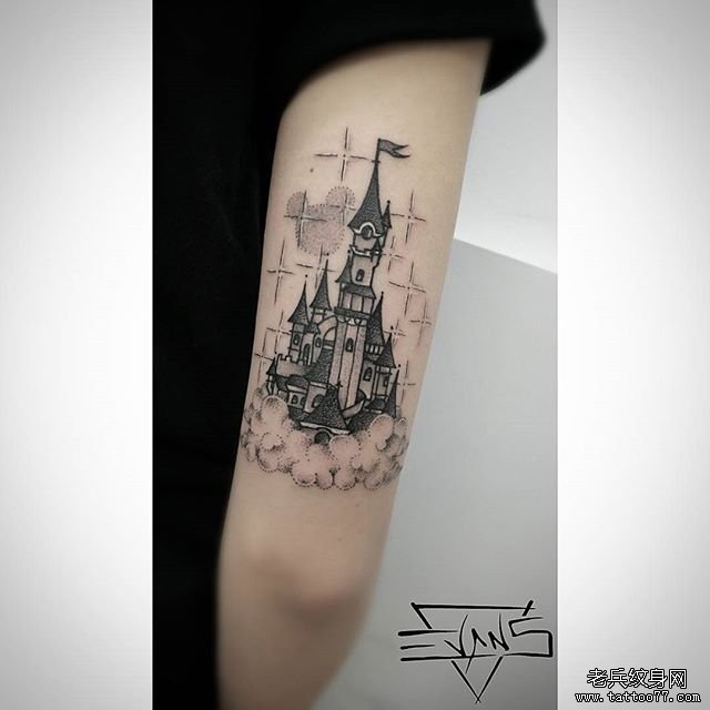 手臂黑灰城堡纹身图案