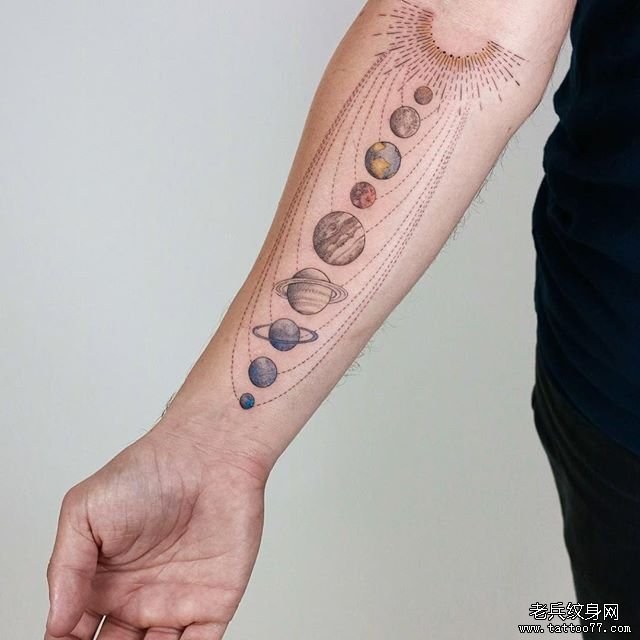 手臂彩色行星纹身图案