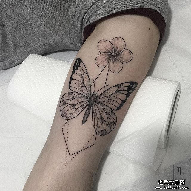 手臂黑灰蝴蝶花纹身图案