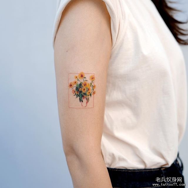 手臂彩色花瓶纹身图案