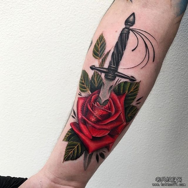 手臂彩色玫瑰花匕首纹身图案