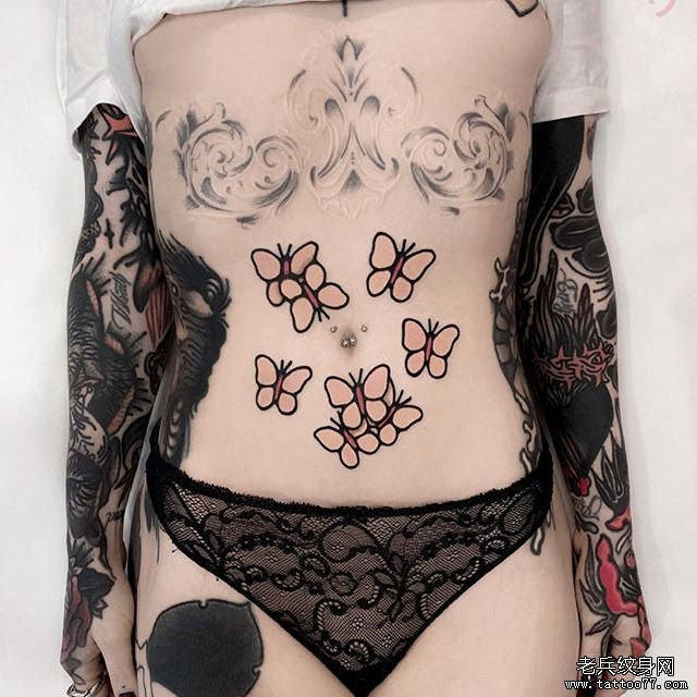 腹部彩色蝴蝶纹身图案