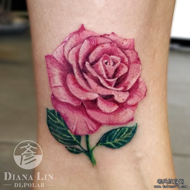 脚踝彩色玫瑰花纹身图案