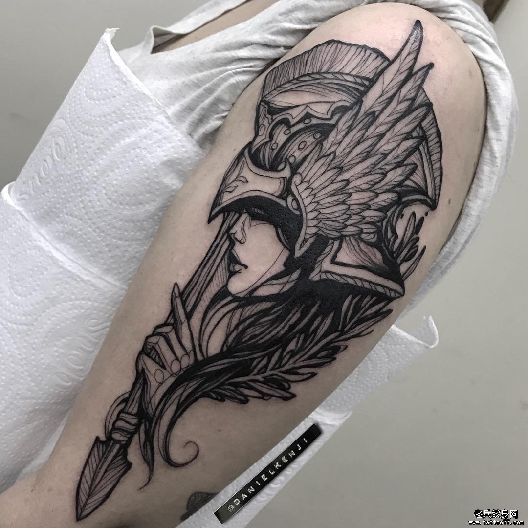 手臂黑灰女骑士纹身图案