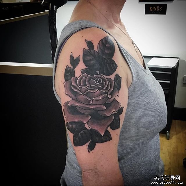 手臂黑灰玫瑰花纹身图案